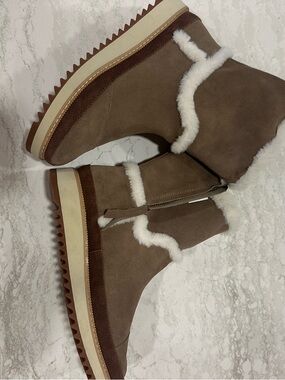 Toms Brown Suede Winter Ankle Boots with White Faux Fur Trim